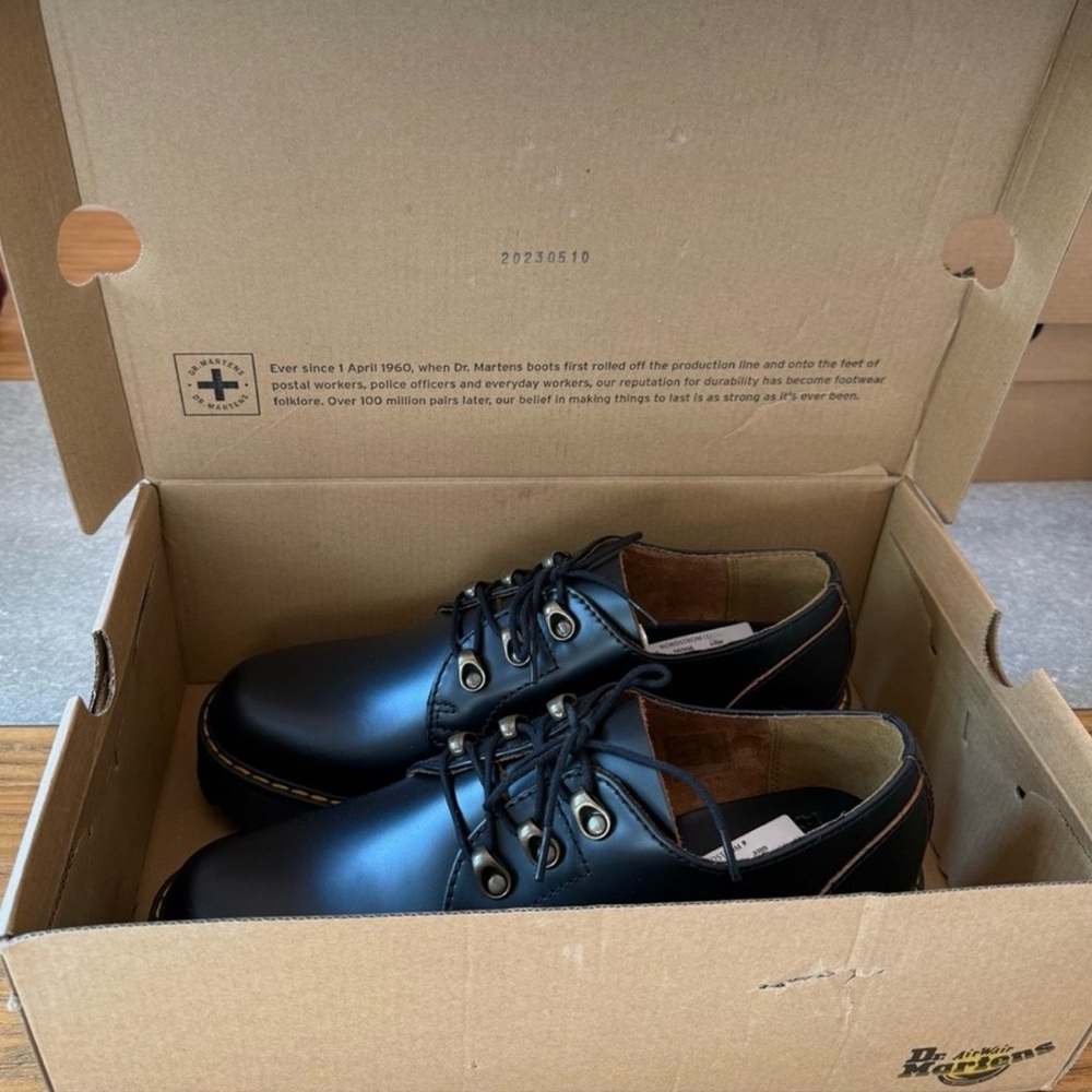Dr. Martens Leona Lug Sole Platform Derby Black New in Box - Picture 8 of 9
